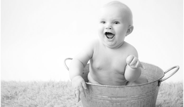 Baby in a Bucket- Indianapolis Family Photographer