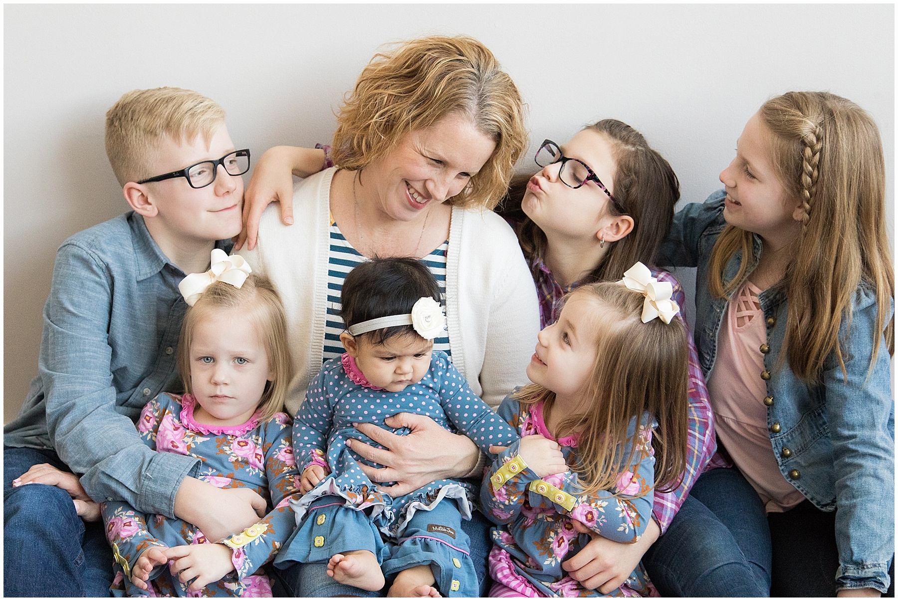 Mom and six kids sitting on floor together. Indianapolis Family Photographer