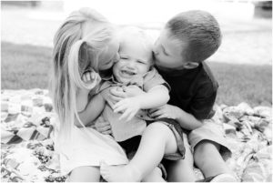 Siblings kissing one year old brother, Columbus Family Photographer, Raindancer Studios
